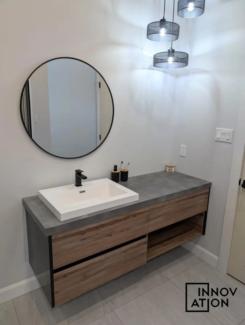 Meuble-lavabo suspendu au fini bois avec comptoir gris et miroir rond