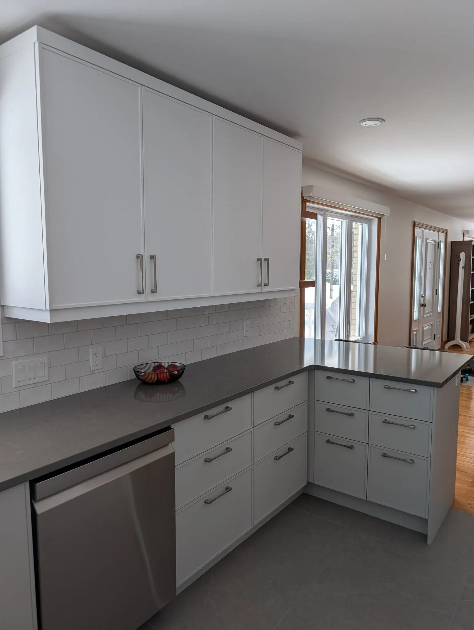 La même cuisine après les travaux, blanche et lumineuse